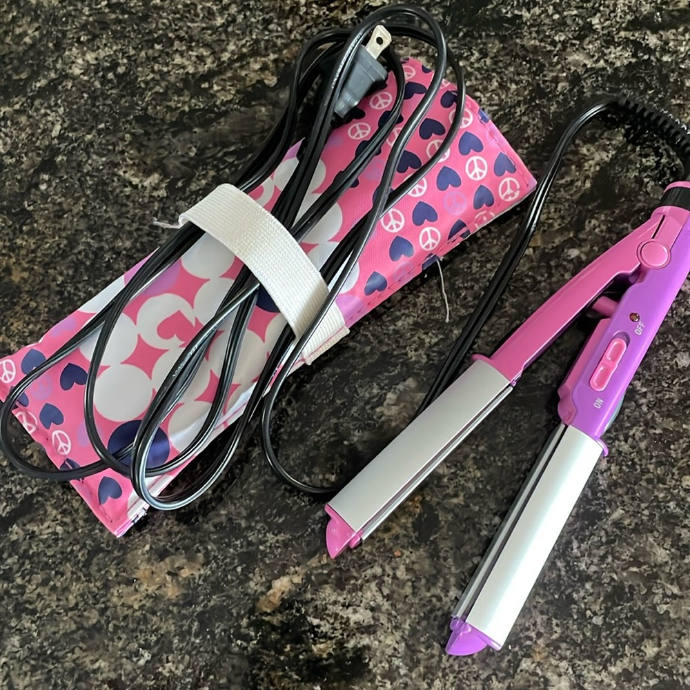 Con air mini flat iron with carrying case